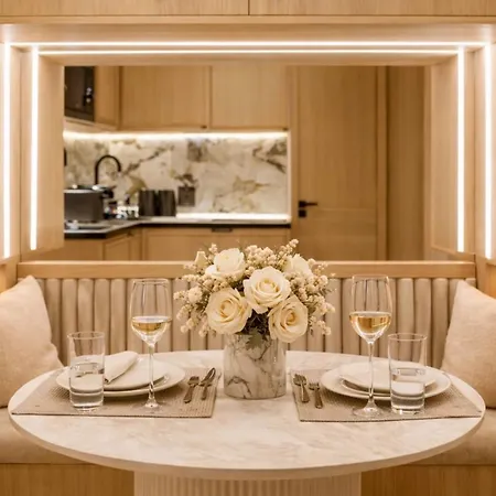 G Glamorous, Quiet In Le Marais Parigi