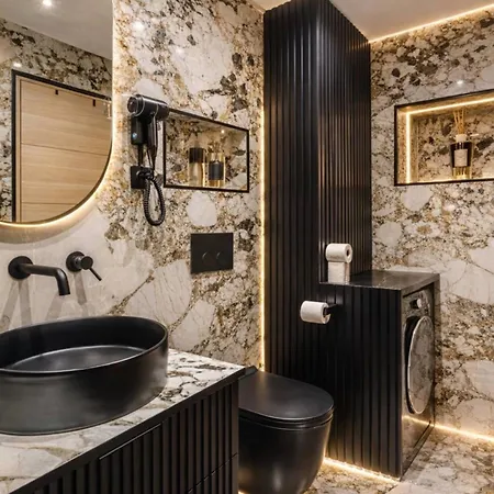 G Glamorous, Quiet In Le Marais Parigi